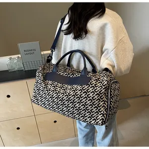 Grand sac de voyage avec motif géométrique présenté par un modèle pour les femmes.