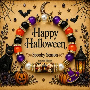 Detalle de pulsera de cuentas de Halloween con patrones de fantasmas y dije de sombrero