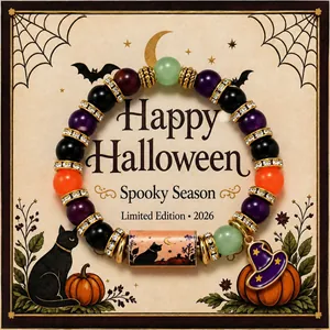 Vista detallada de pulsera de cuentas de Halloween con dije de sombrero de bruja y gato negro