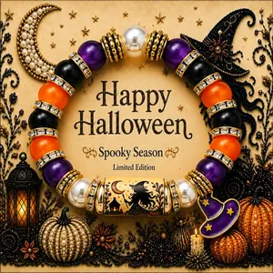 Vista detallada de una pulsera de cuentas de Halloween con amuleto de sombrero de bruja