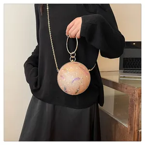 Elegante kugelförmige Abendtasche mit Glitzer-Federdruck und goldenem Ringgriff-Riemen