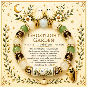 Detalle de pulsera de fantasma de Halloween con cuentas verdes y marrones y amuleto.
