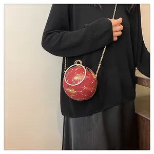 Elegante rote Kugel-Abendtasche mit Federdruck und goldenem Kettenriemen-Detail.