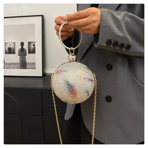 Eleganter kugelförmiger Abendclutch mit Federprints und strassbesetztem Metallgriff