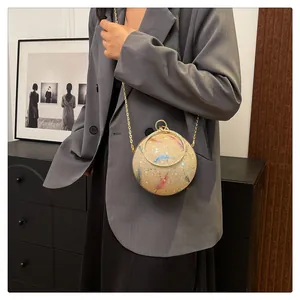 Detailansicht einer kugelförmigen Abendtasche mit Federdruck und goldener Kette