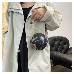 Elegante runde schwarze Abendtasche mit buntem Federprint und goldenem Ringgriff für Damen