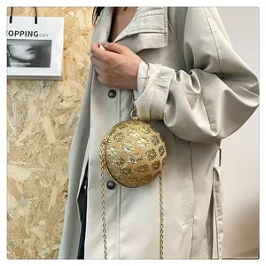 Detailansicht einer luxuriösen kugelförmigen Abendtasche mit goldenem Leopardenmuster und Kette