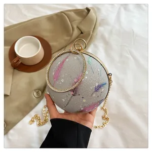 Detaillierte Ansicht einer kugelförmigen Glitzer-Abendtasche mit Federprint und Ringgriff