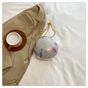 Schicke kugelförmige Glitzer-Abendtasche mit buntem Federdruck und goldener Schulterkette