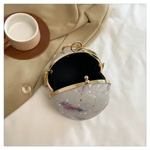 Innenansicht einer silbernen glitzernden Kugel-Abendtasche mit Federprint