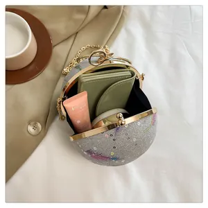 Detailansicht der glitzernden Abendtasche mit Innenraum und Stauraum für Kosmetik