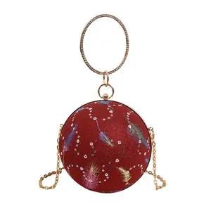 Elegante rote kugelförmige Abendtasche mit Federprint und glitzerndem Strass-Ringgriff