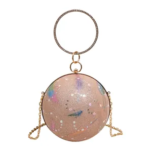 Elegante kugelförmige Abendtasche mit Strass-Ringgriff und Federmuster.