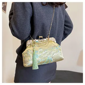 Rückansicht einer chinesisch bestickten Abendtasche mit Kette und eleganter Quaste