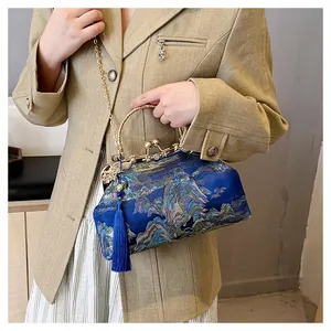 Detailansicht einer chinesischen Stickerei-Abendtasche mit blauer Quaste und Kette.