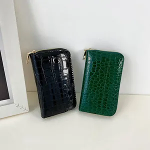 Eleganter Kartenhalter aus Leder mit Krokodilmuster in Schwarz und Grün für Damen