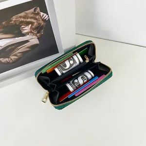 Grüne Brieftasche mit Krokodilmuster und Reißverschluss für Damen