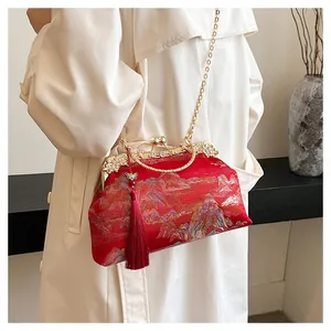 Detail der roten bestickten Abendtasche mit goldener Kette und Seidenquaste