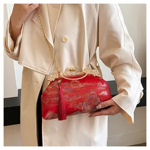 Detailansicht der roten, bestickten Abendtasche im chinesischen Stil mit Goldkette.
