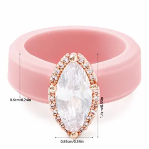 Detailansicht eines rosa Silikonrings mit Marquise-Zirkonia in Roségold-Fassung