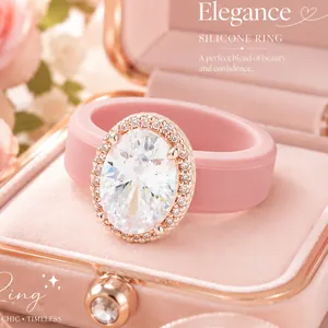 Makroansicht eines rosa Silikonrings mit funkelndem Zirkon in einer Schmuckschatulle.