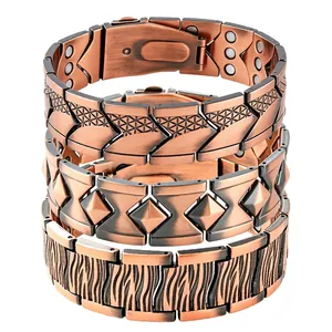 Detailansicht von drei kupfernen Magnetarmbändern mit geometrischen Mustern