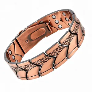 Detail des magnetischen Kupferarmbands mit Fischschuppenmuster und Therapie-Magneten.