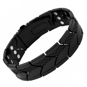 Makroansicht eines schwarzen Magnetarmbands mit Fischschuppen-Textur und Magneten