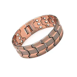 Detaillierte Makroansicht eines Kupfer-Magnetarmbands mit einzigartigen geometrischen Mustern.