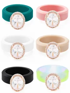 Detaillierte Ansicht bunter Silikonringe mit ovalem Zirkon in eleganten Roségold-Fassungen