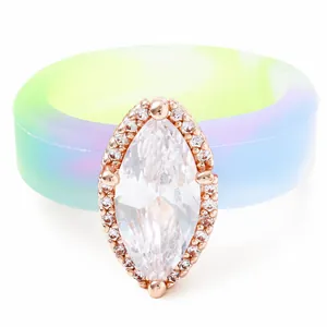 Elegante anello in silicone con zircone bianco taglio marquise e fascia color pastello