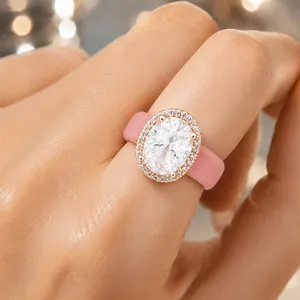 Elegante anello in silicone rosa con grande zircone ovale con alone per donne