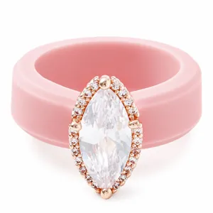 Elegante anello in silicone rosa con un grande zircone marquise e montatura oro rosa