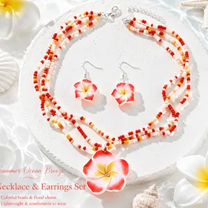 Perlenkette und Ohrringe mit Plumeria-Blüten für sommerlichen Strand-Look und Ozean-Stil