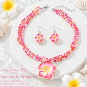 Detailansicht des bunten Perlen-Halsketten- und Plumeria-Blumen-Ohrring-Sets