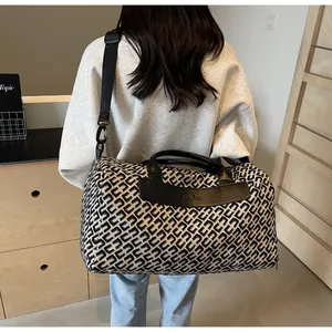 Vue détaillée d'un grand sac de voyage avec motif géométrique et sangles en cuir