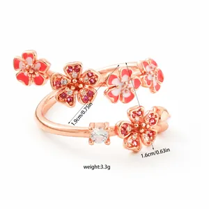 Detalle de elegante anillo de flor en oro rosa con diámetro de 1,9 cm y peso de 3,3 g