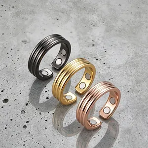 Detalle de tres anillos magnéticos roscados en acabados negro, dorado y oro rosa.