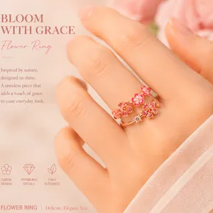 Vista detallada de un elegante anillo de flores en oro rosa con cristales rosa y esmalte