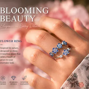 Primer plano de un refinado anillo de flores plateado con piedras azules y blancas