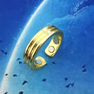 Vista macro detallada de un anillo magnético dorado con imanes terapéuticos internos