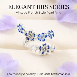 Vista detallada del anillo de flores de estilo francés vintage con iris de esmalte azul