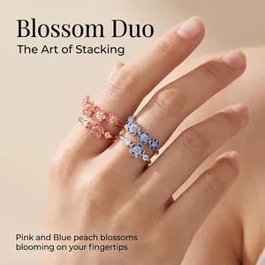 Elegantes anillos de cobre con flor de durazno apilables en esmalte rosa y azul