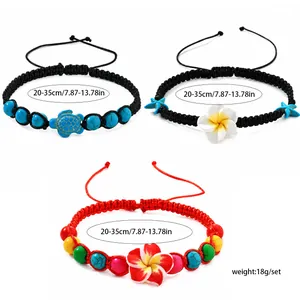 Vue détaillée d'un ensemble de bracelets de cheville tressés avec fleurs en argile