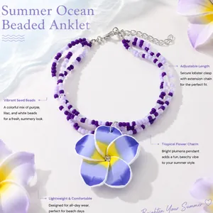 Gros plan d'une chevillère d'été avec des perles colorées et un pendentif fleur tropicale