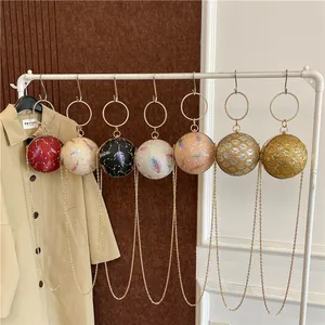 Elegante borsa da sera sferica con piume e un manico circolare con brillanti strass