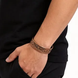 Detailansicht des Kupfer-Magnetarmbands für Herren mit Lebensbaum-Gravur-Design