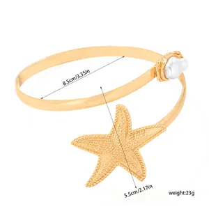Primer plano del brazalete de estrella de mar dorada, 8,5 cm de diámetro y 23g