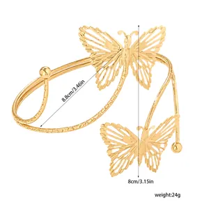 Vista detallada del brazalete de mariposa dorada en espiral con medidas y peso.
