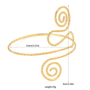 Dimensiones y peso detallados del brazalete abierto geométrico en espiral dorado